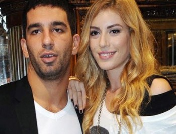 Arda ayrılıp barıştığı sevgilisi Sinem Kobal'la bu düğünde buluştu