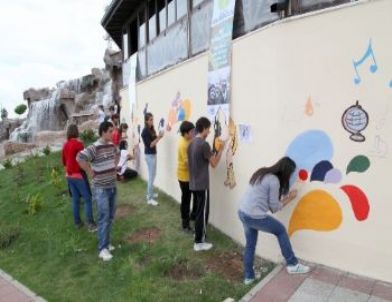 Liseli Ressamlar, 19 Mayıs’ı Parkların Duvarlarını Resim Yaparak Kutladı