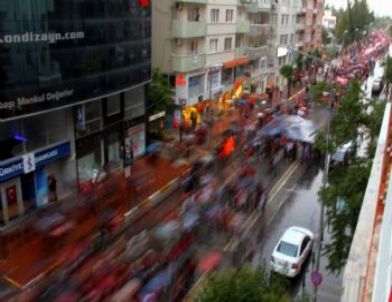 Yağmur Altında Atayı Anma Yürüyüşü