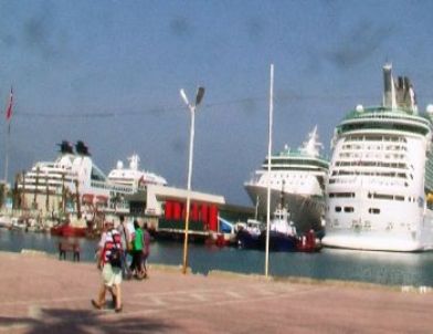 Kuşadası Limanı'na Üç Kruvaziyer Yanaştı