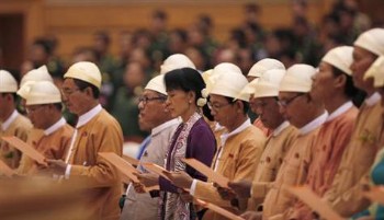 Myanmar'da muhalif lider Çii yemin etti