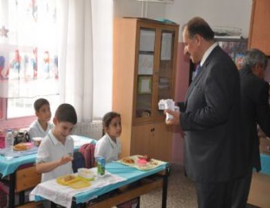 Nusaybin'de Süt Dağıtımı