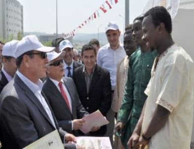 Paraşütçüler BAÜ'nün 20. Kuruluş Yılı Etkinliklerinde Gösteri Yaptı