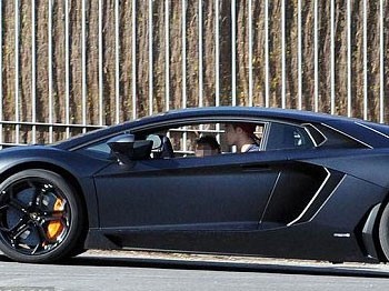 22 aylık oğluyla Madrid sokaklarında hız yaptı