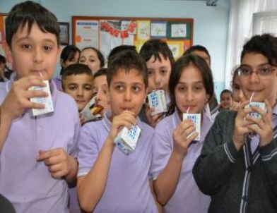 Zonguldak'ta Öğrencilerin Süt Sevinci