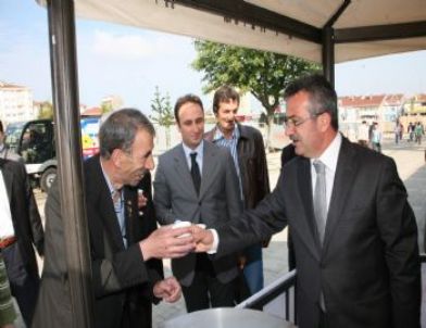 Başkan Köşker Gebzelilere Süt Dağıttı