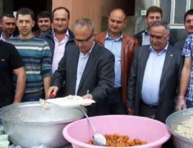 Belediye Başkanı Pekel Pilav Dağıttı