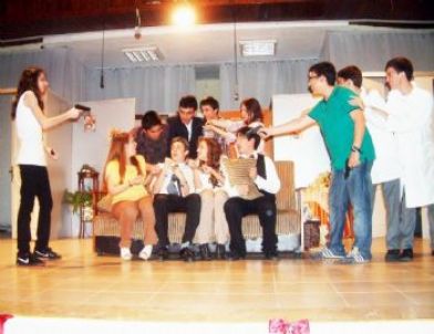 Burhaniye’de Liseli Tiyatrocular Gülmekten Kırdı Geçirdi