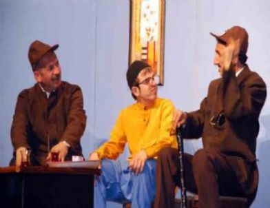 Erzurum Şehir Tiyatrosu ‘Bekçi Murtaza’yı Sahneledi