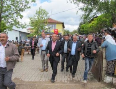 Protokol Üyeleri Yürüyerek Dua Etti