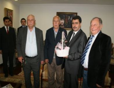 Valinin Jestine, Yaşlılardan Hediyeli Teşekkür