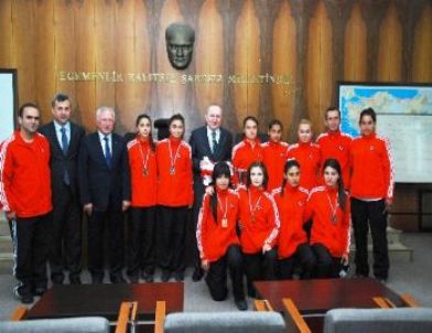 Vali Koçdemir, Başarılı Öğrencilerle Buluştu