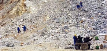 Vietnam'da üzerine kayalar düşen 9 işçi öldü
