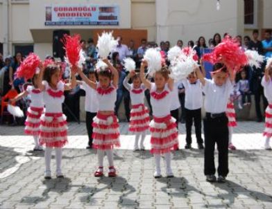 Eşme'de Anaokulu Öğrencilerinin Yıl Sonu Gösterisi İlgiyle İzlendi