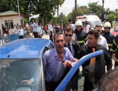 İşçiler Çocuklarıyla Yol Kesti, Kendini Yakmak İstedi Polis Müdahale Etti