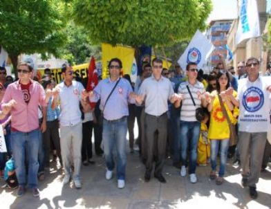 Midyat’ta KESK ve Kamu Sen'e Bağlı Sendikalar Grevde