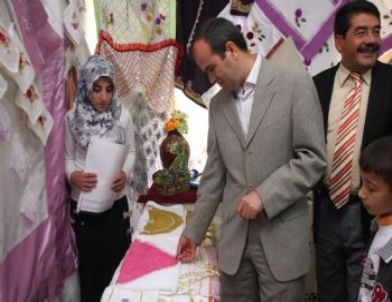 Ahlat Uludere Köyün’de Hem Kursiyerlerinin Yıl Sonu Sergisi