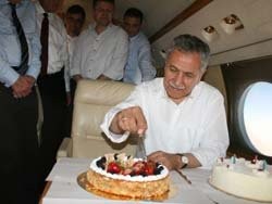 Arınç'a Doğum Günü Sürprizi