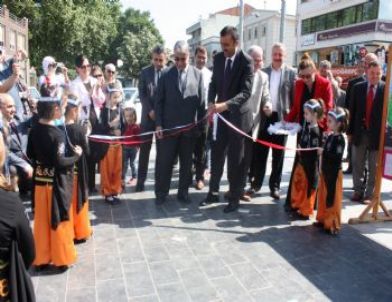 Başkan Bayram, Minik Öğrencilerin Sergisini Gezdi