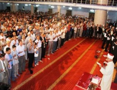 Diyarbakır'da Üç Katlı Camii ve Avlusu Dolup Taştı