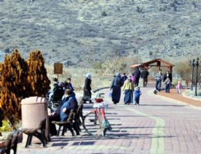 Gölbaşı'da Vatandaşlar Parklara Akın Etti