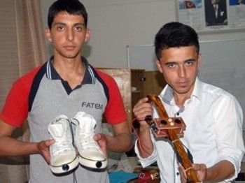 Görme Engellilere Sansürlü Ayakkabı Ve Baston