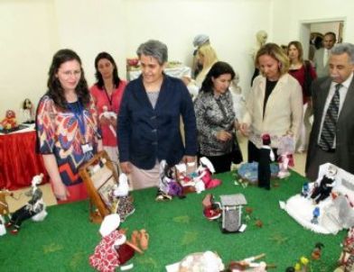 Hatay Valisinin Eşi Zehra Lekesiz Erzin’de Sergi Gezdi