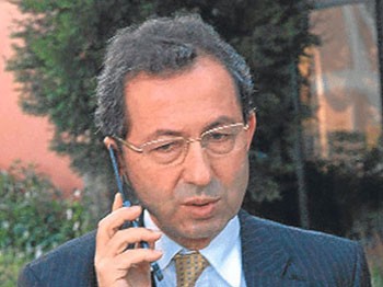 Göz göre göre yurt dışına kaçtı!