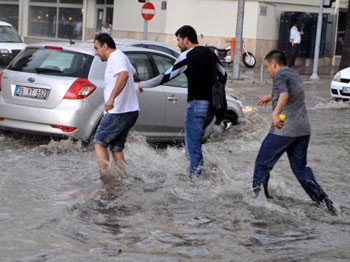 İzmir'i dolu ve yağmur vurdu