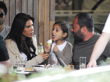 Lara Surol Kızı Jess Ve Sevgilisi Güven Bey