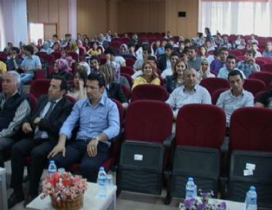 Malatya'da Yabancı Uyruklu Öğrencilerden 'Türk Dili Dünya Dili' Etkinliği