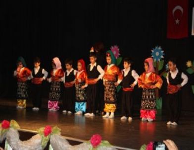 Minik Öğrencilerin Gösterisi İlgi Gördü