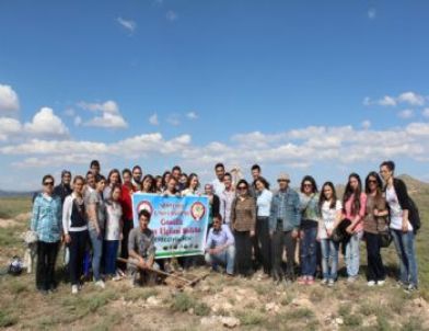 NEÜ Gönüllü Çevre Elçileri Ağaçlandırma Çalışması Yaptı