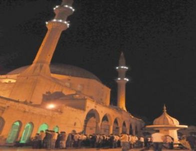 Regaip Kandili'nde Camiler Doldu Taştı