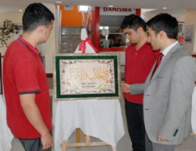 Sabırla Allah’ın İsimlerini Ceviz Kaplamalı Kontrplakla Yazdılar