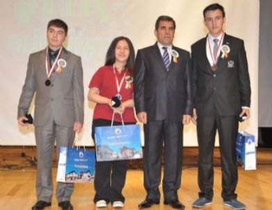 Şiir Olimpiyatları'nın Genç Şairleri Ödüllerini Aldı