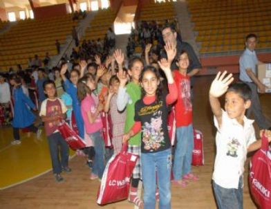 Siverek Emniyetinden 400 Öğrenciye Giysi Yardımı