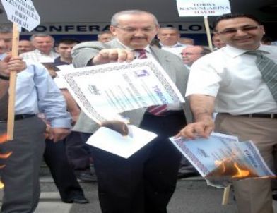 SMMMO Üyeleri Halay Çekip Ruhsat Yaktı