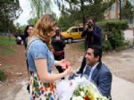 Tanıştıkları Hastane Önünde İlginç Evlenme Teklifi