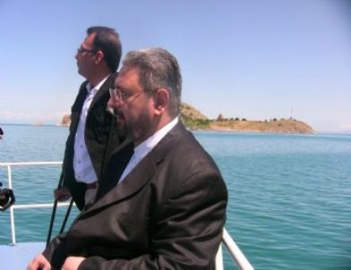 Türkiye Ermenileri Patrikliği Ruhani Meclis Başkanı Başrahip Tatul Anuşyan Van'da,