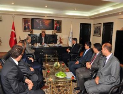 Vali Karaloğlu, Kur’an-ı Kerim’i En Güzel Okuyan Öğrenciyi Altınla Ödüllendirdi