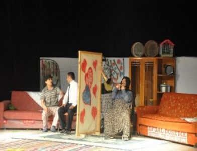 İlköğretim Okulu Öğretmenlerinin Tiyatro Gösterisi İlgiyle İzlendi