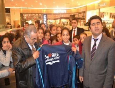 Sevgiye Uzanan Eller Buz Pistinde