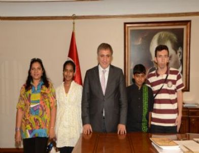 Sri Lanka’lı Öğrenciler Vali İzzettin Küçük’ü Ziyaret Ettiler