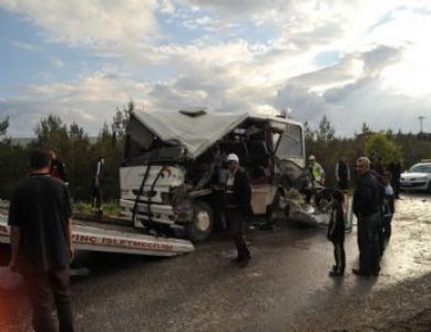 Uşak'ta Trafik Kazası 18 Yaralı