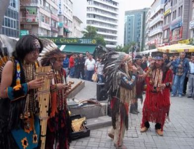 Ekvadorlu Dansçılar Başkent Sokaklarında Dans Etti