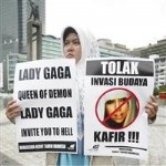 LADY GAGA - +18 konserinde beklenen oldu