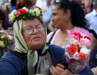 Antalya’da 100 Bin Dal Çiçek Dağıtıldı