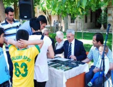 Tutluoğlu’nun İmza Gününe Yoğun İlgi