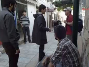 Amerikan askerinin başına çuval geçirdiler